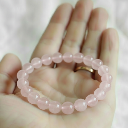 Bracelet contre la Dépression en Quartz Rose Qualité AAA 3 bracelet contre la depression dans main