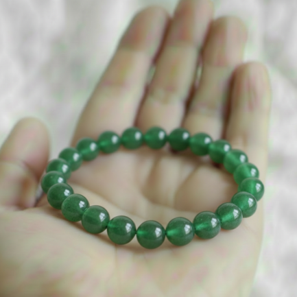 Bracelet Richesse et Abondance en Aventurine Verte 3 bracelet richesse et abondance dans main