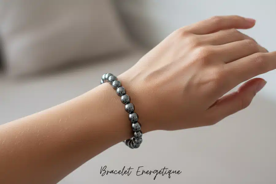 femme présentant le bracelet hématite femme présentant le bracelet hématite