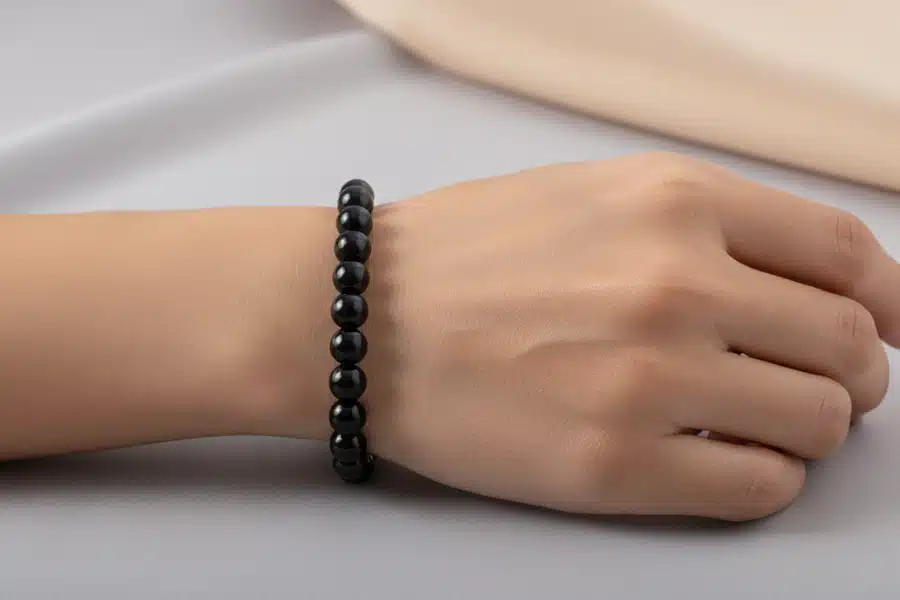 bracelet obsidienne noire avec perles de 8mm présenté par une femme