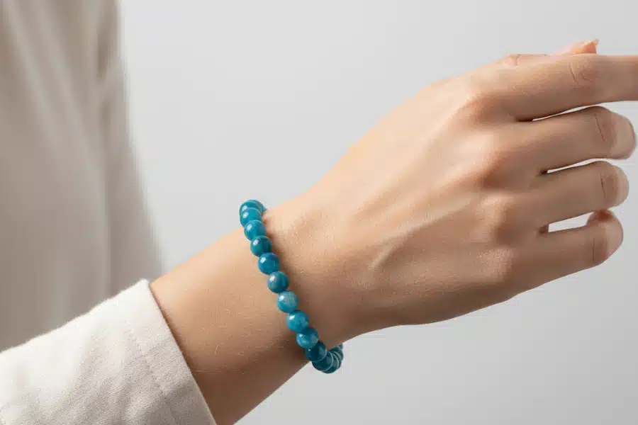 femme portant le bracelet apatite bleue