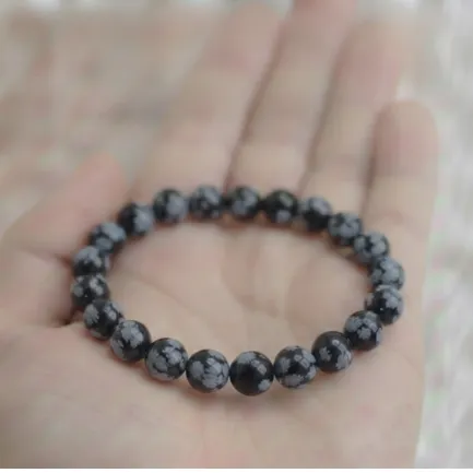 Bracelet Obsidienne Neige Pierre Naturelle 8mm Grade AA 3 bracelet obsidienne neige dans main