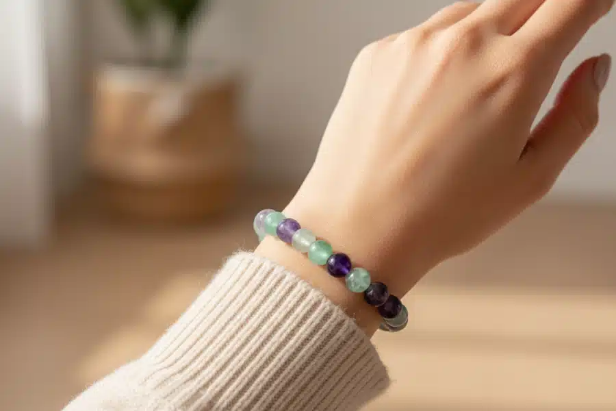 bracelet fluorite présenté par une femme.