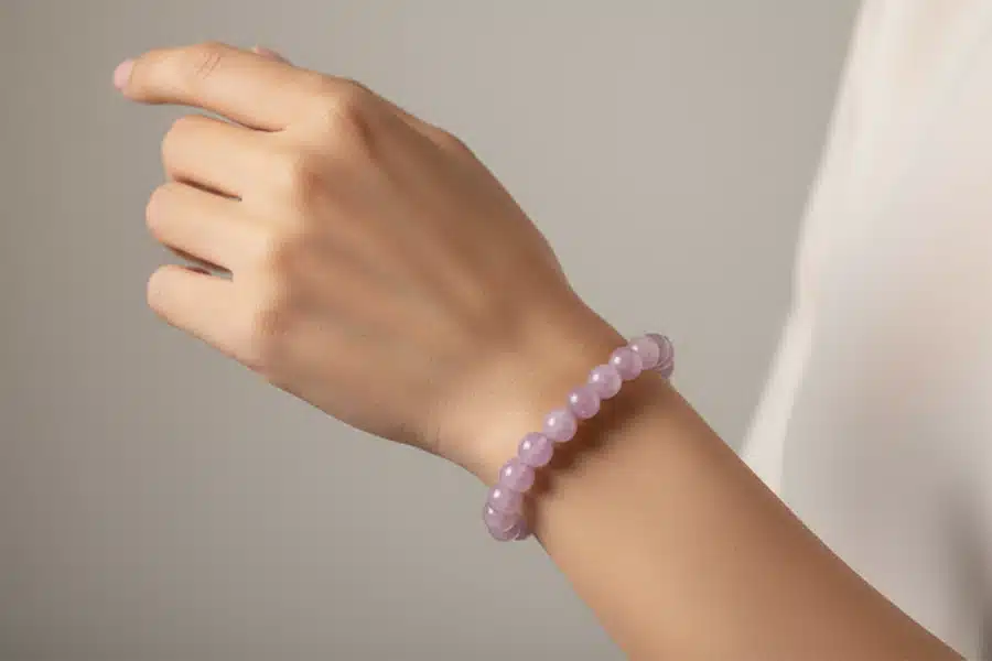 bracelet kunzite présenté par une femme bracelet kunzite présenté par une femme