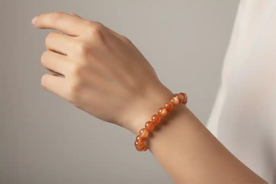 bracelet pierre de soleil présenté par une femme bracelet pierre de soleil présenté par une femme