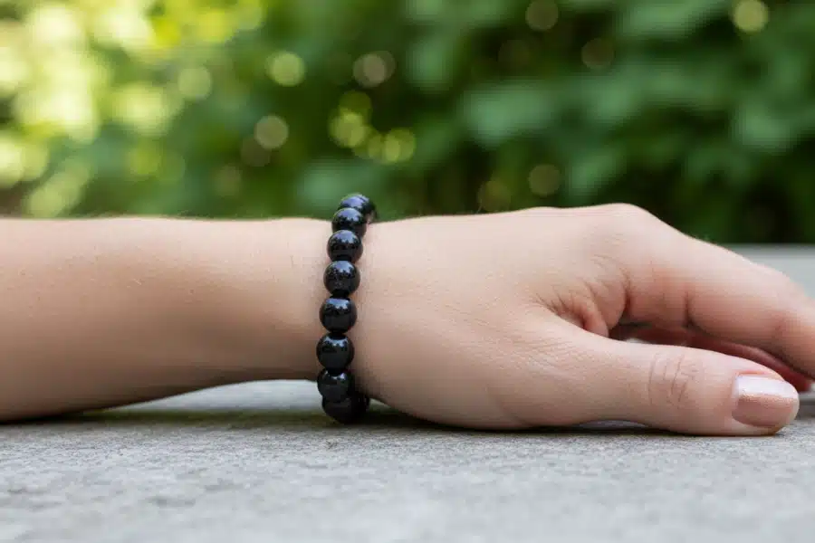 bracelet tourmaline noire présenté par une femme.