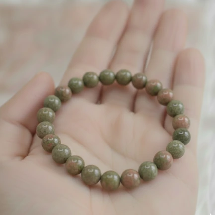 Bracelet Unakite Pierre Naturelle 8mm Grade AA 3 bracelet unakite dans main