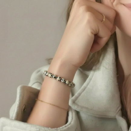 Bracelet Jaspe Dalmatien Pierre Naturelle 8mm Grade AA 4 presentation bracelet jaspe dalmatien au poignet de femme