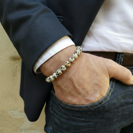 Bracelet Jaspe Dalmatien Pierre Naturelle 8mm Grade AA 5 presentation bracelet jaspe dalmatien au poignet homme.