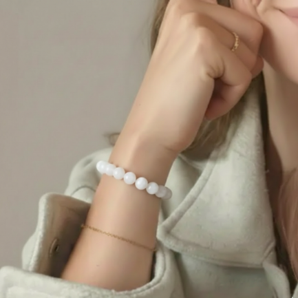 Bracelet Sélénite Pierre Naturelle 8mm Grade AAA 4 presentation bracelet selenite au poignet de femme
