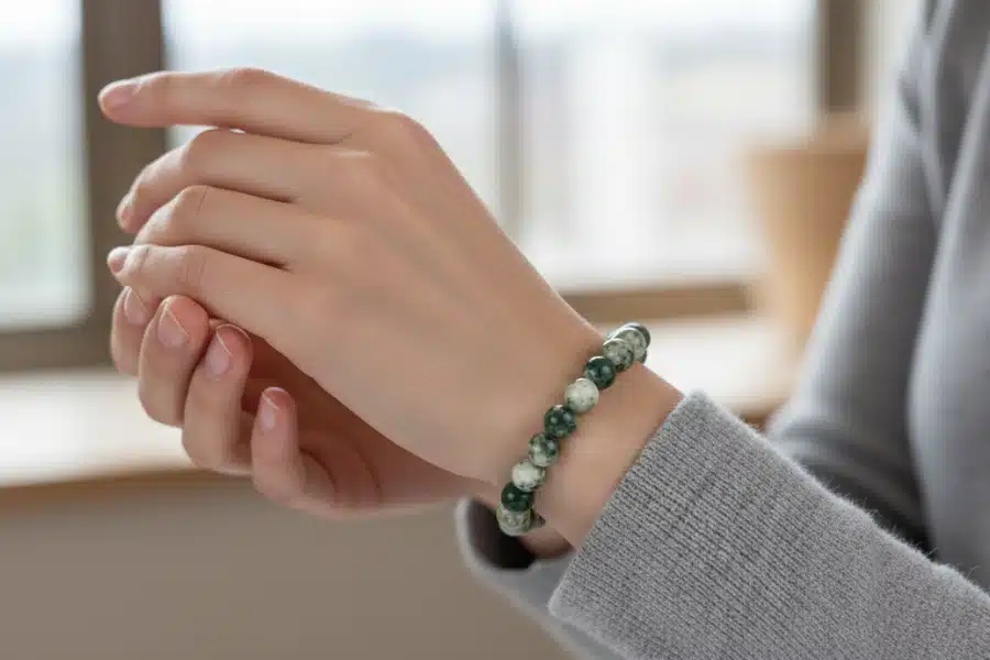 bracelet agate arbre au poignet d'une femme