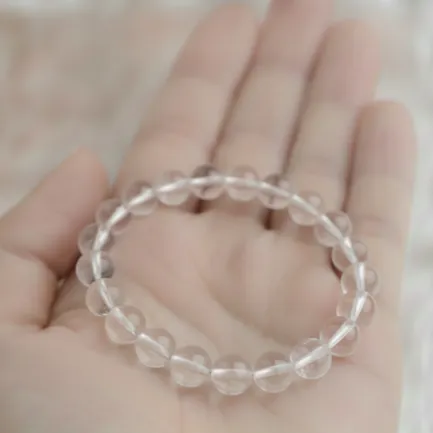 Bracelet Cristal de Roche Pierre Naturelle 8mm Grade AA 3 bracelet cristal de roche dans main