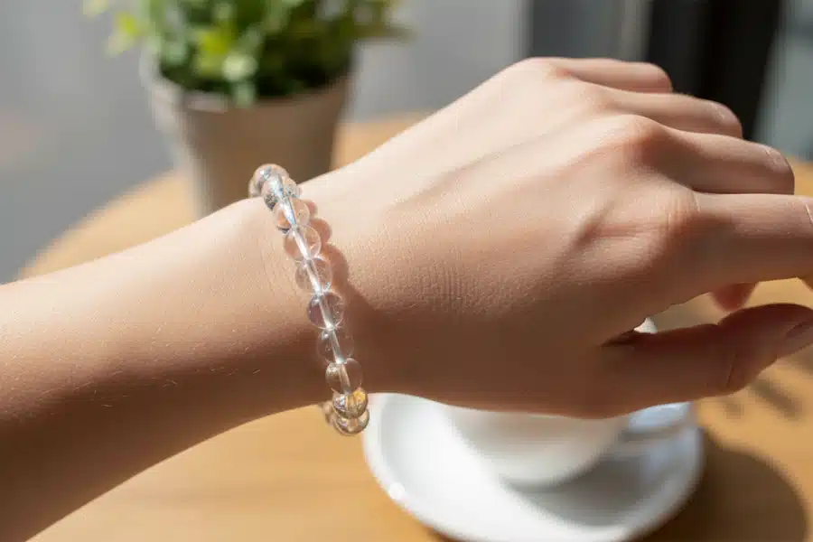 bracelet cristal de roche présenté par une femme bracelet cristal de roche présenté par une femme