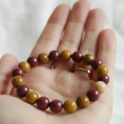 Bracelet Jaspe Mokaïte Pierre Naturelle 8mm Grade AA 3 bracelet jaspe mokaïte pose sur une main