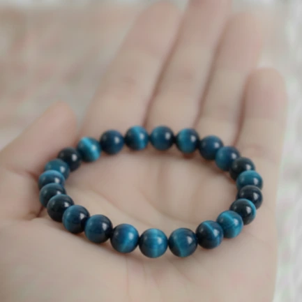 Bracelet Œil de Faucon Pierre Naturelle 8mm Grade AA 3 bracelet oeil de faucon dans main