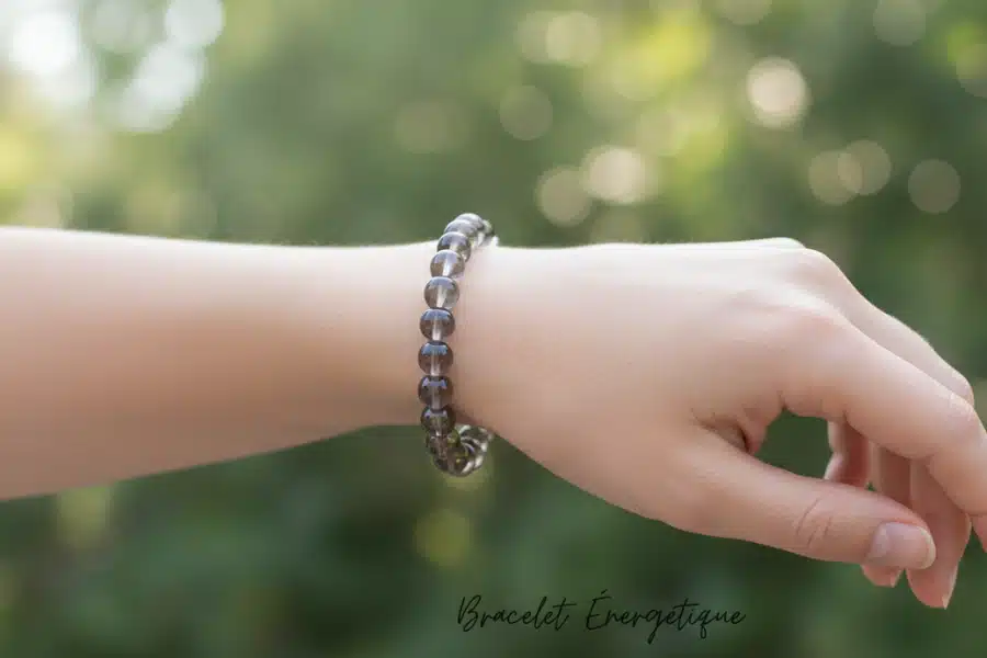 bracelet quartz fumé présenté par une femme bracelet quartz fumé présenté par une femme