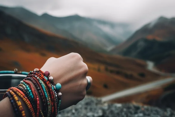 plusieurs bracelets au meme poignet