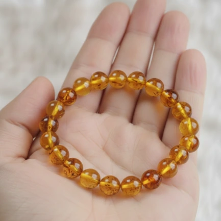 Bracelet Ambre Naturel Femme 8mm Qualité AA 3 bracelet ambre femme dans main