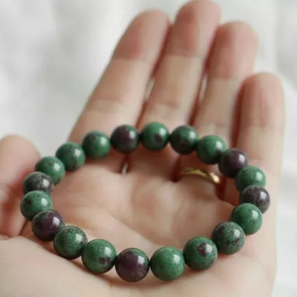 Bracelet Rubis Zoïsite Pierre Naturelle 8mm Grade AAA 3 bracelet rubis zoisite pose sur une main