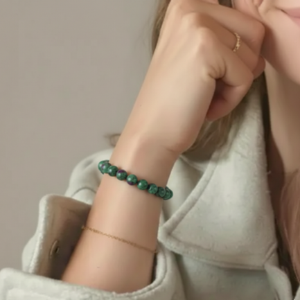 Bracelet Rubis Zoïsite Pierre Naturelle 8mm Grade AAA 4 presentation bracelet zoïsite au poignet de femme