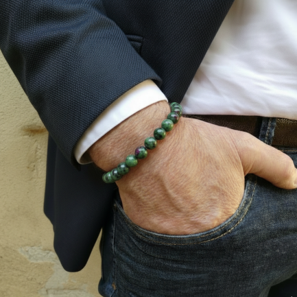 Bracelet Rubis Zoïsite Pierre Naturelle 8mm Grade AAA 5 presentation bracelet zoïsite au poignet homme