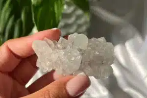 Lire la suite à propos de l’article Vertus du quartz blanc : Propriétés, histoire et bienfaits en lithothérapie