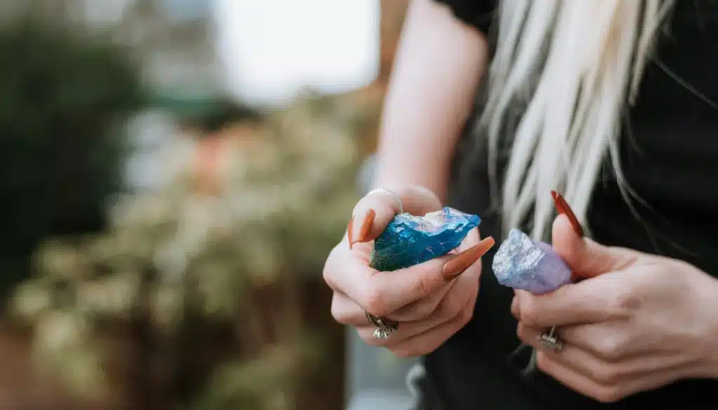 Vertus du lapis lazuli - Bienfaits, propriétés et bénéfices de cette pierre énergétique 4 associations avec d'autres pierres