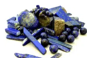 Lire la suite à propos de l’article Vertus du lapis lazuli – Bienfaits, propriétés et bénéfices de cette pierre énergétique