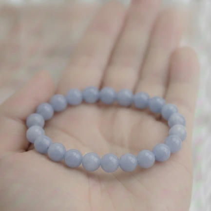 Bracelet pour Thyroïde en Pierre Naturelle d'Angélite 8mm Grade AAA 3 bracelet thyroïde dans main