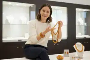 Lire la suite à propos de l’article Ambre : Vertus, origines et propriétés en lithothérapie