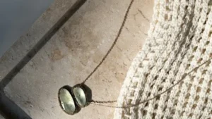Lire la suite à propos de l’article Quel collier porter selon son décolleté : le guide des longueurs